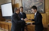 Burmistrz wręczył stypendia naukowe dla najlepszych uczniów podstawówek i gimnazjów