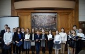 Burmistrz wręczył stypendia naukowe dla najlepszych uczniów podstawówek i gimnazjów