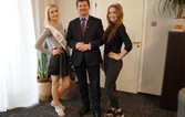 Burmistrz pogratulował pięknym nastolatkom 