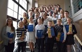 Burmistrz wręczył stypendia naukowe dla najlepszych uczniów podstawówek i gimnazjów