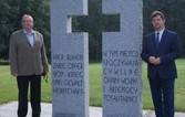 Kwiaty na cmentarzu w Glinnej w rocznicę pogrzebu odnalezionych w Malborku cywilnych ofiar wojny